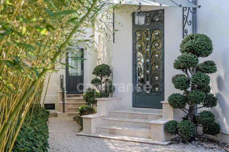 Maison bourgeoise 255 m² entièrement rénovée, parc clos et arboré de 4 303 m² (piscinable), 3 garages, terrasse, jacuzzi - photo 11