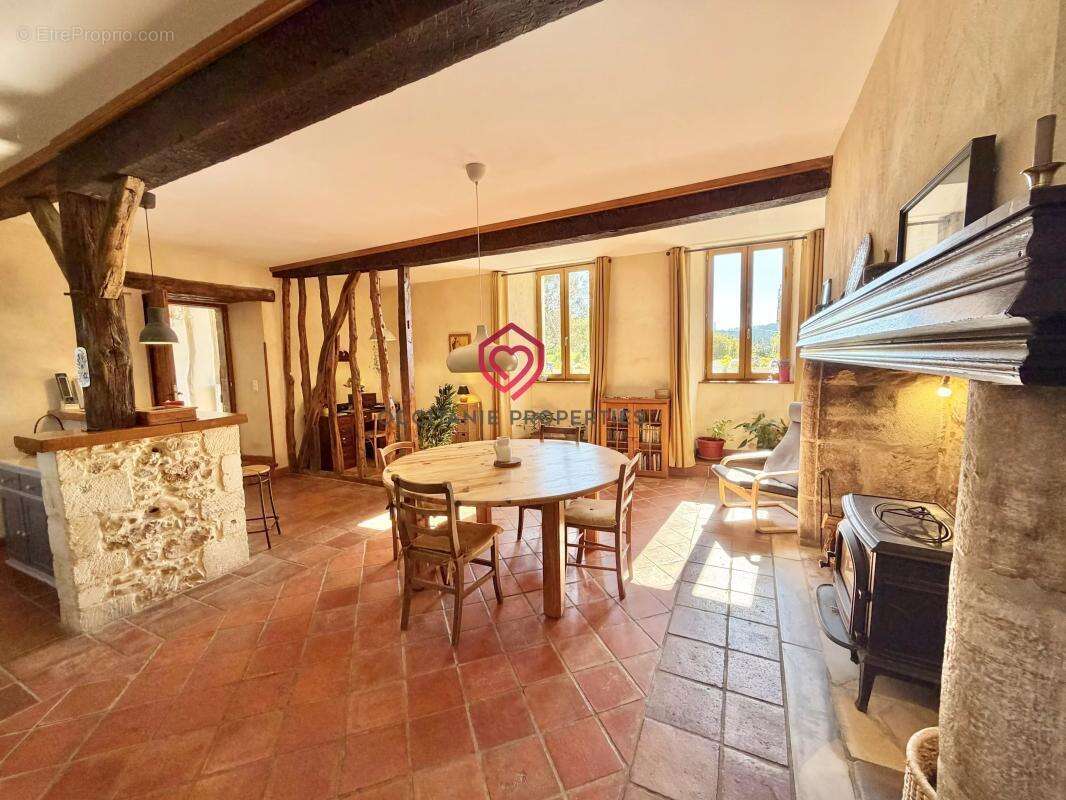 Propriétés de 2 maisons et dépendance - photo 3