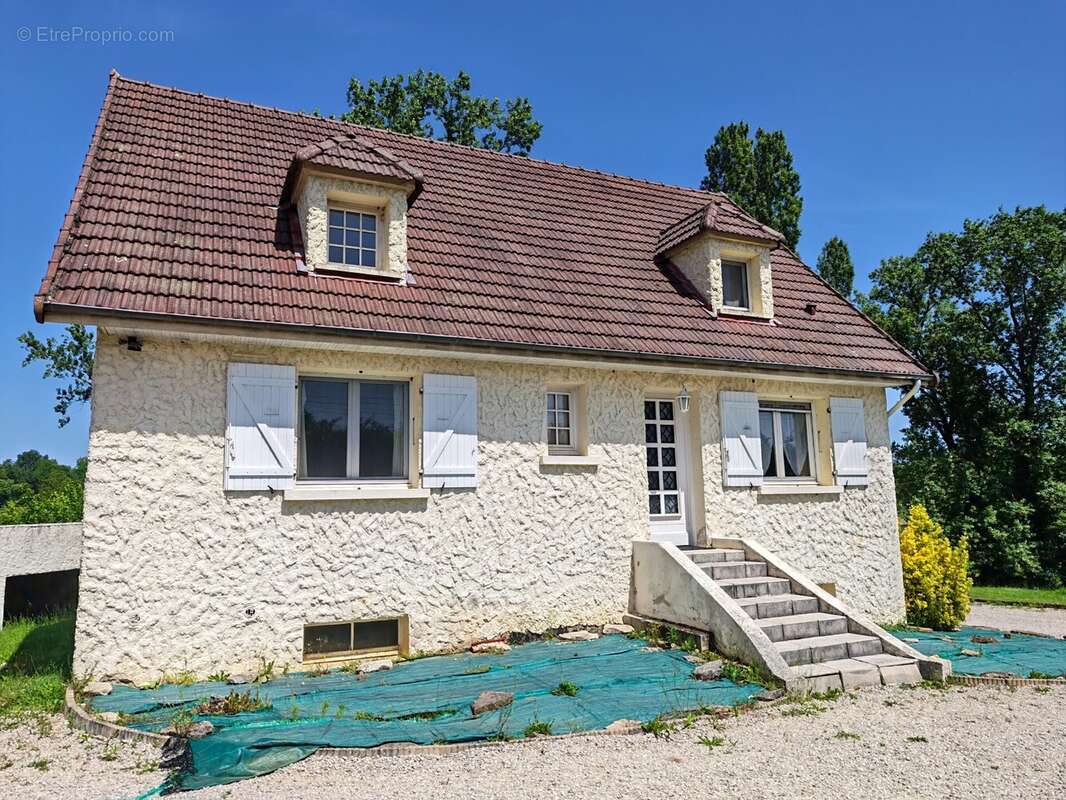 Maison 142 m² à L'abergement-Sainte-Colombe  - photo 2