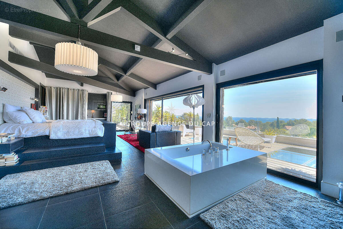 Villa d'exception à vendre à ST RAPHAEL avec vue mer. - photo 17