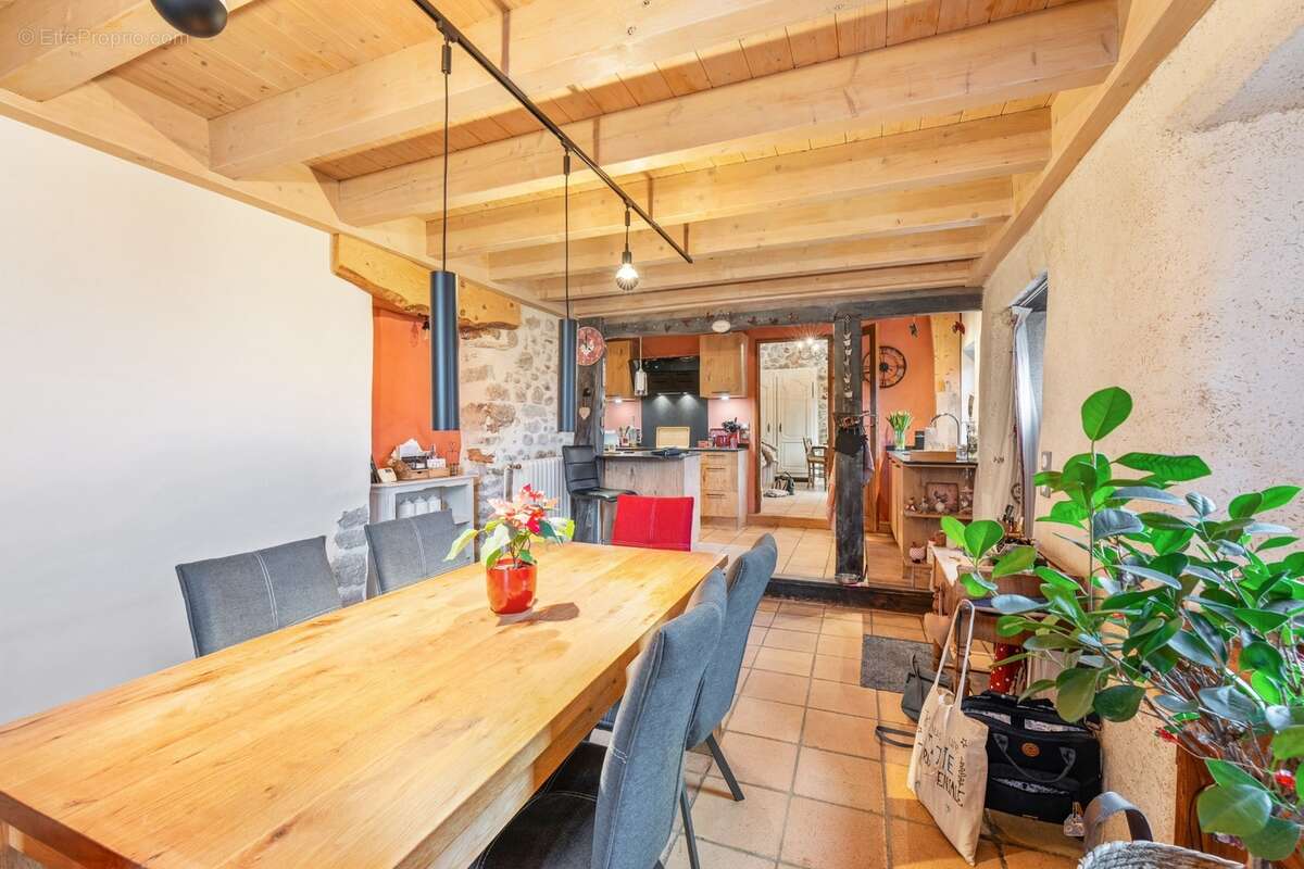 À VENDRE – Charmante ferme rénovée avec gîte indépendant et grange – Prévessin-Moëns - photo 4