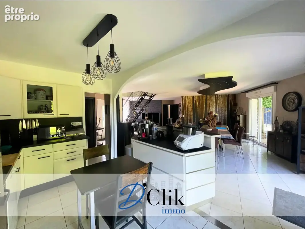 À découvrir sans tarder : superbe maison familiale aux portes de Laval ! - photo 5