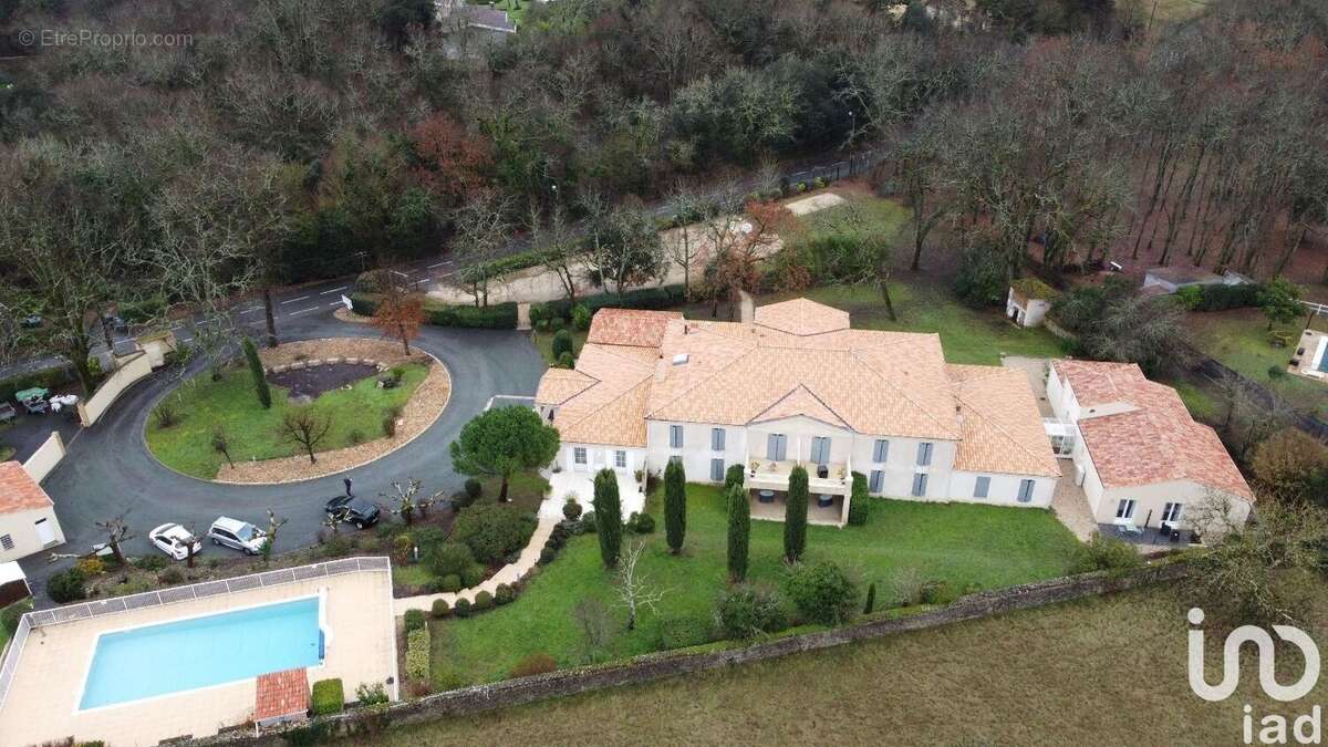 Photo 3 - Commerce à CHATEAUBERNARD