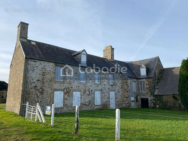 Aux portes de Vire, très belle bâtisse en pierres, terrain de 2814m2. - photo 2