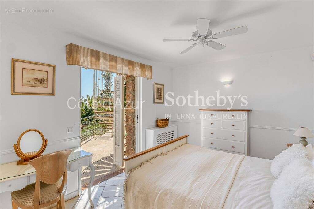 À vendre – Villa de charme avec vue mer et massif de l’Estérel, dans domaine sécurisé au Trayas - photo 5
