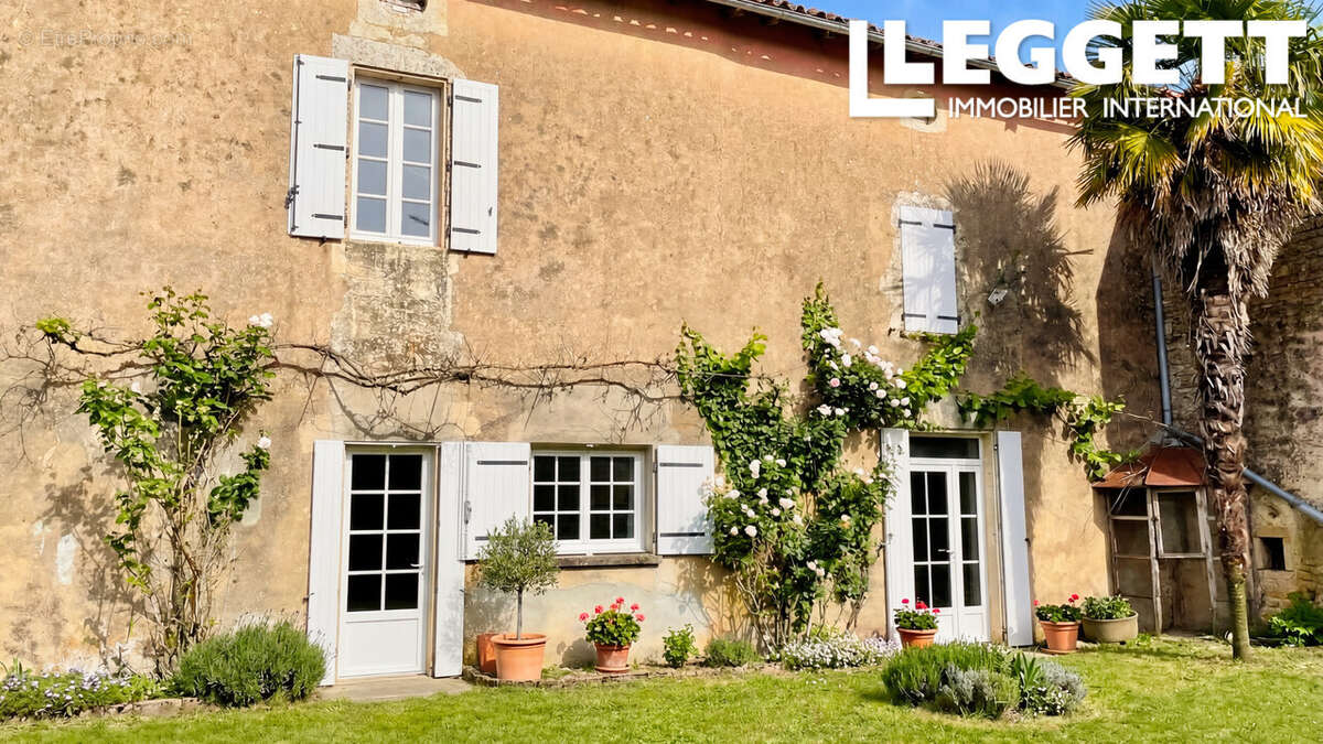 Maison à COURCOME