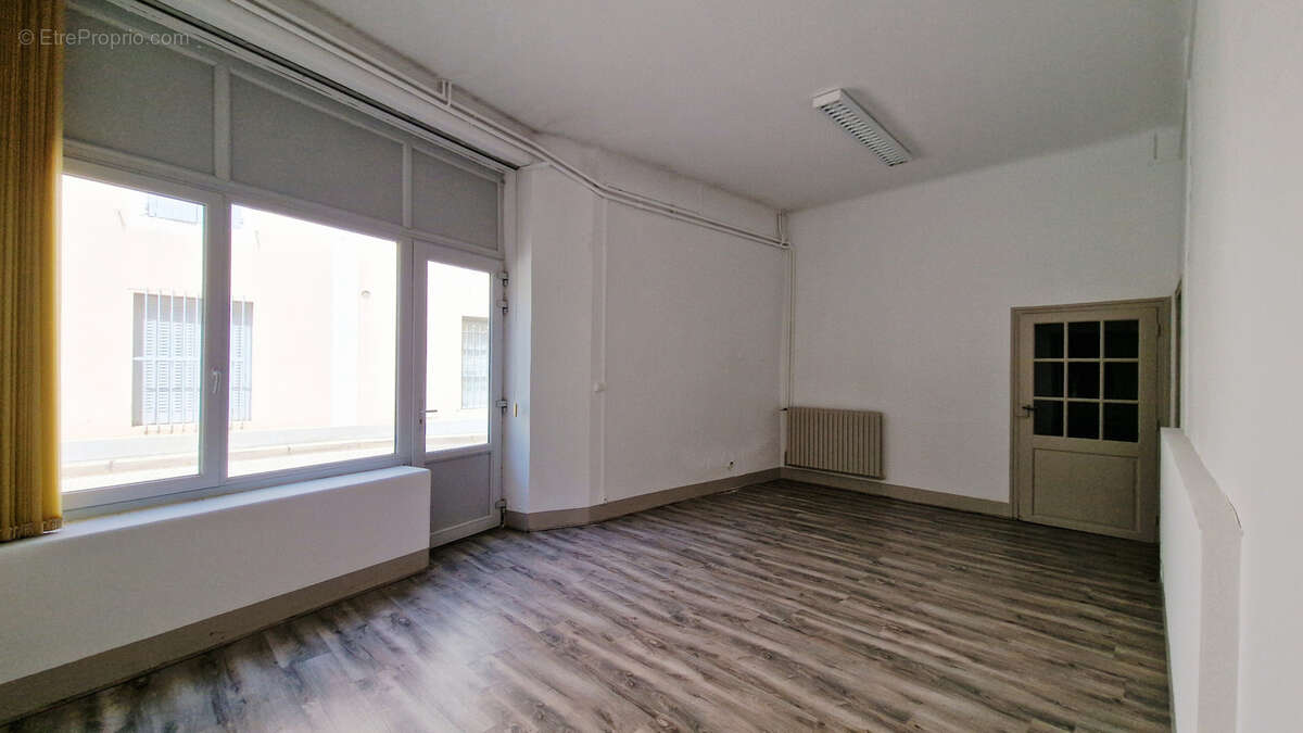 Immeuble de rapport avec local commercial et 3 appartements à Bourdeaux - photo 3