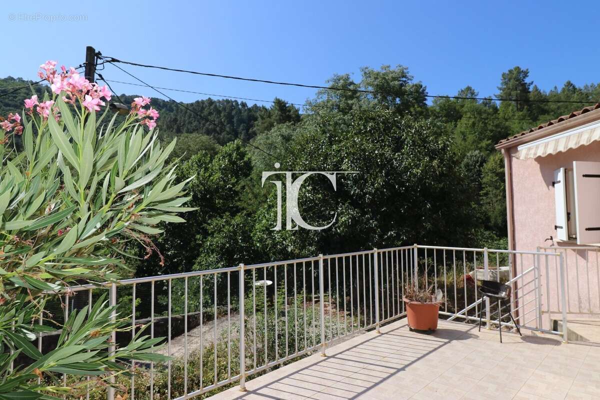 Villa plain pied sur 490 m² clos avec jolie vue - photo 3