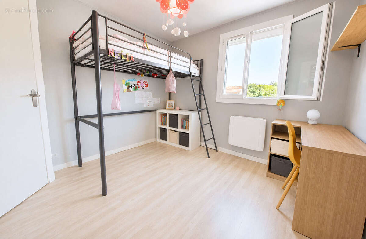Roissy en Brie - Maison 5 chambres avec terrasse, jardin et garage - DPE C - photo 9