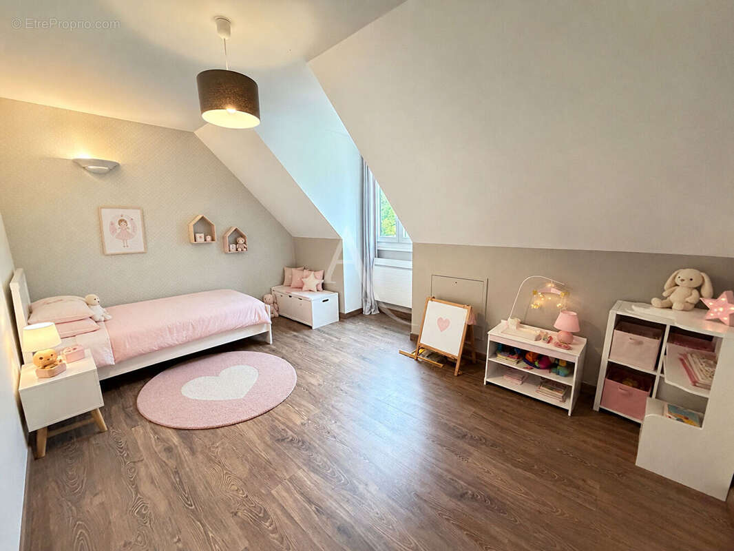 ANNET SUR MARNE : maison familiale individuelle - 7 pièces avec jardin - garage - 3 salles de bains - photo 10