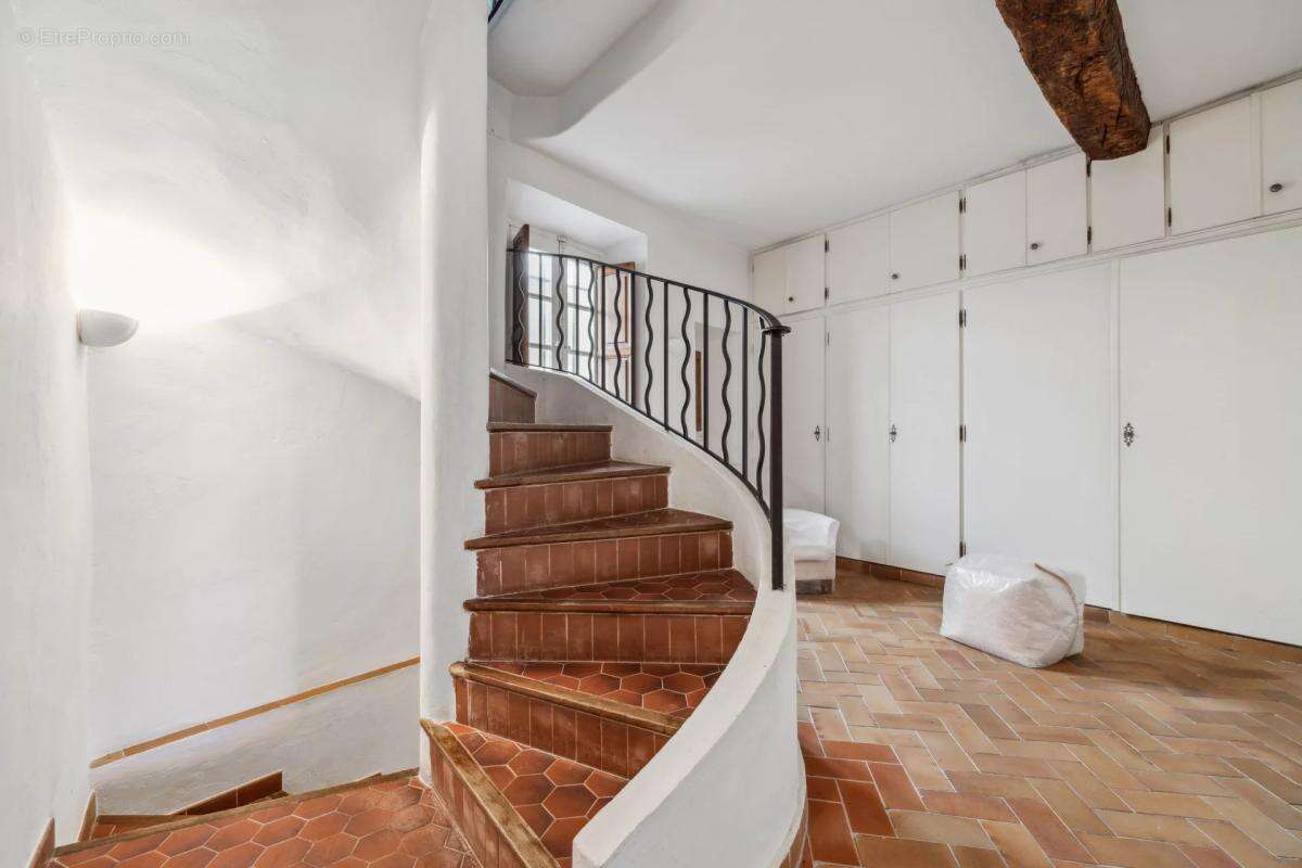 Maison à CHATEAUNEUF-GRASSE