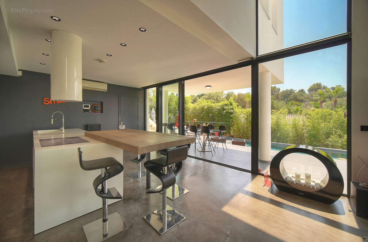 Maison à LA ROQUETTE-SUR-SIAGNE