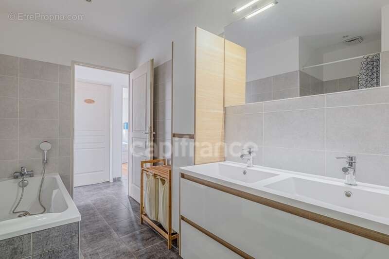 Appartement à NEYRON