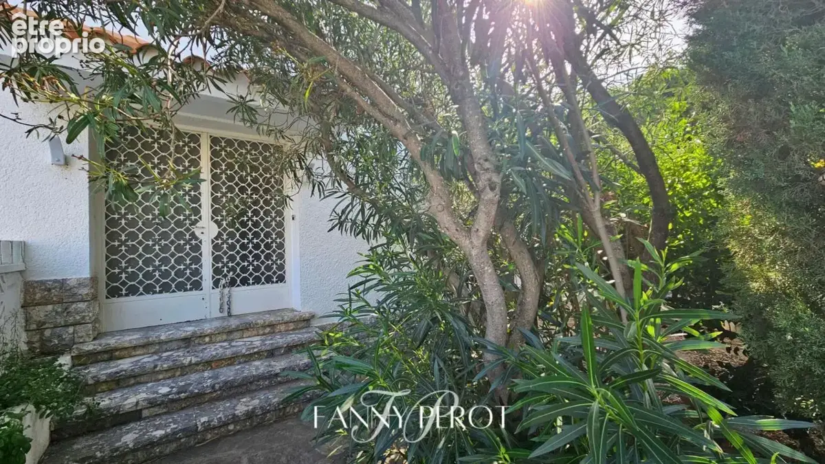 Maison familiale de charme de plus de 150 m² avec terrasses, jardin et sous-sol complet au clos Banet - photo 4