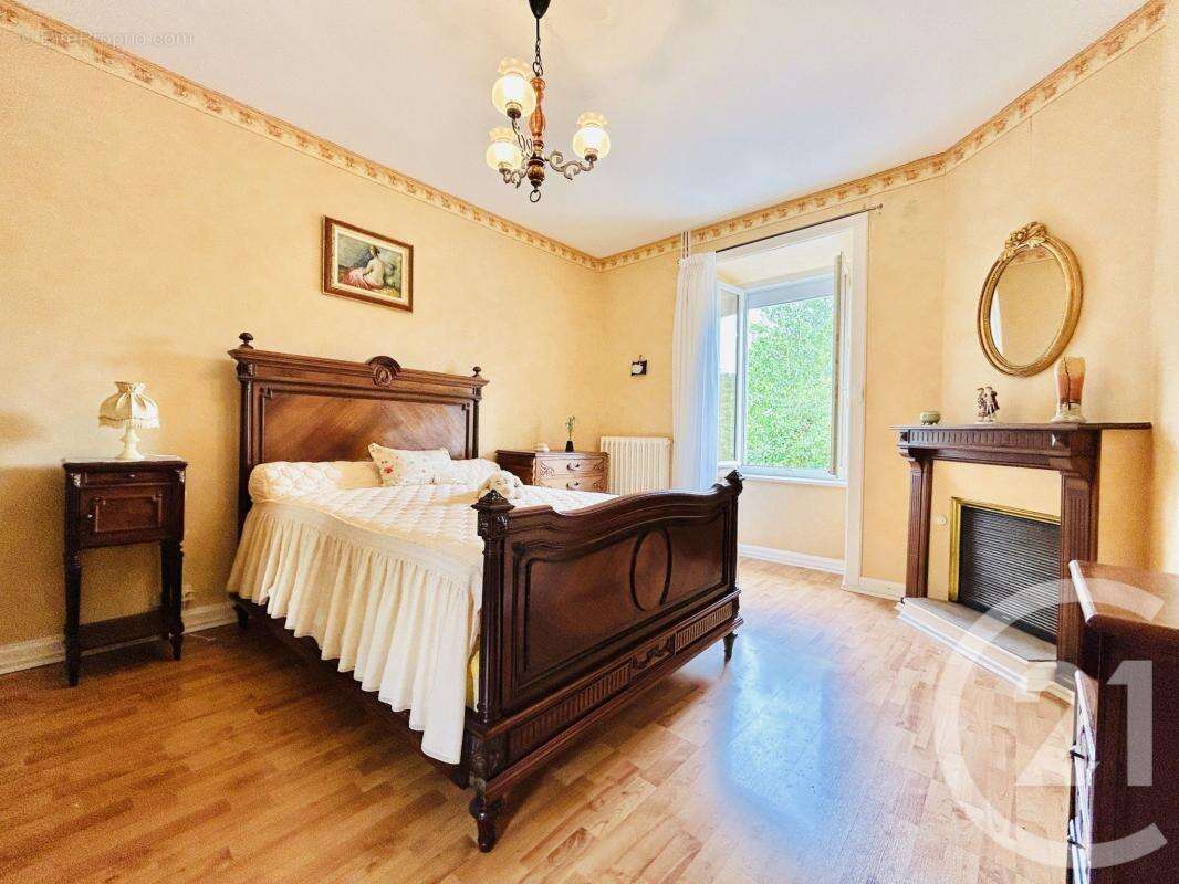 Maison à SAINT-LAURENT-SUR-GORRE