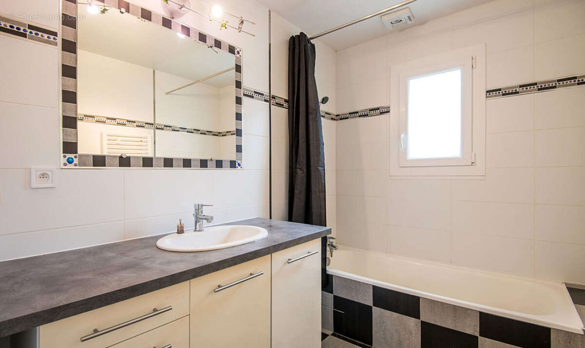 Maison à ONET-LE-CHATEAU