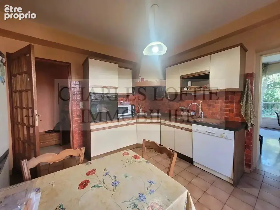 Immeuble de 3 logements, dépendances et jardin à Cahors. - photo 6