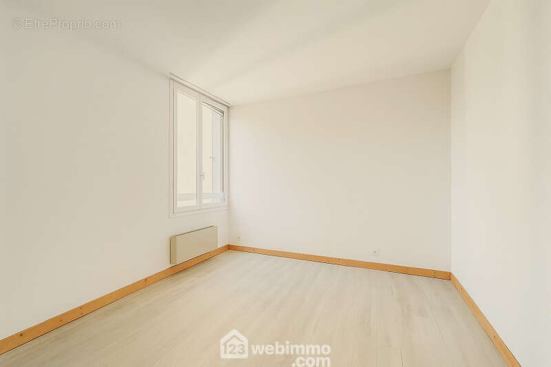 Chambre de 12 m² avec rangement intégré, idéale pour un espace nuit confortable. - Appartement à SAINTE-MAXIME