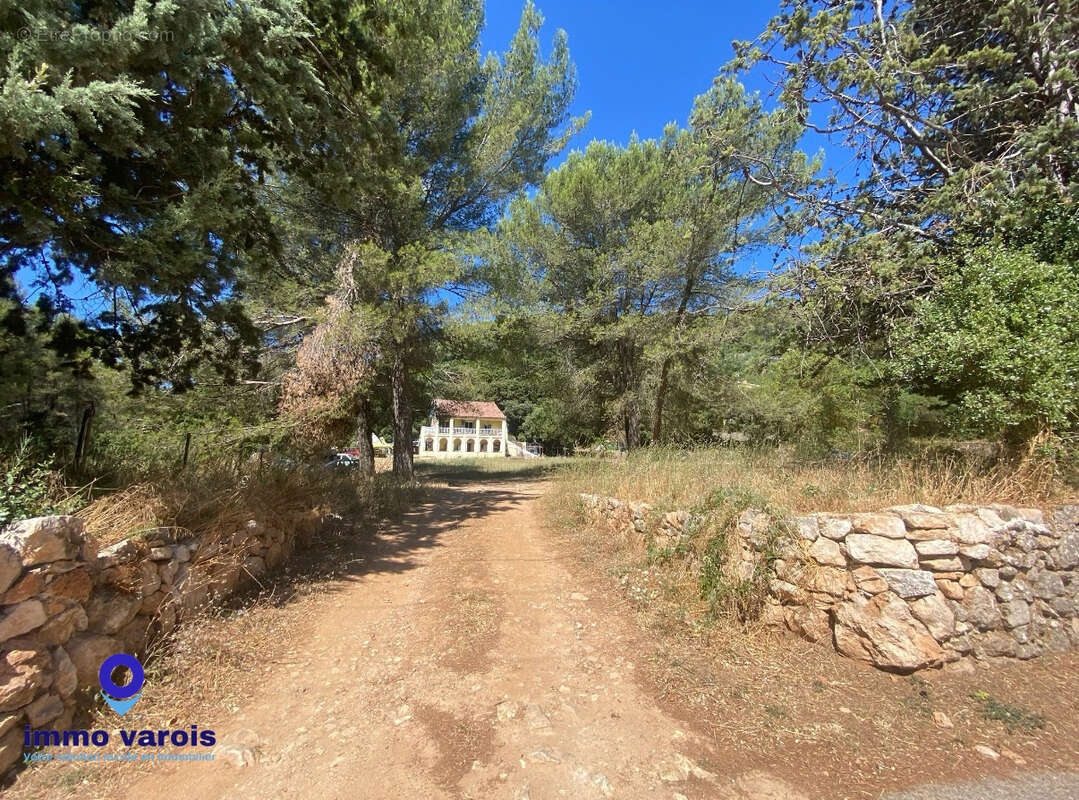 Signes :  En exclusivité : Propriété d'env.390m2 composée de plusieurs appartements sur 7000 m2 de terrain. - photo 19