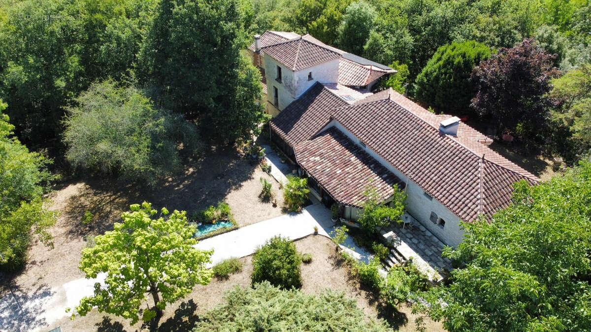 46800 Montcuq -Propriété de caractère 420 m², 11 chambres, piscine et espace bien-être sur 2,5 ha - photo 3