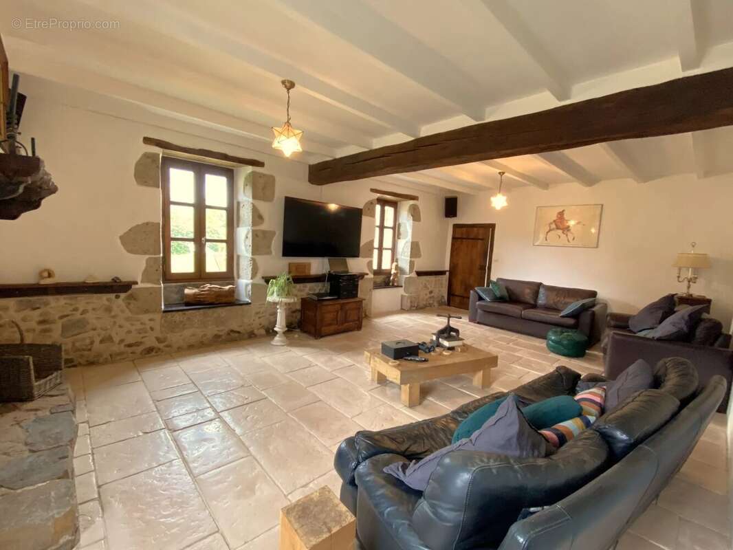 Maison de caractère de 4 chambres en pleine campagne,  avec près de 2ha de terrain attenant - photo 3
