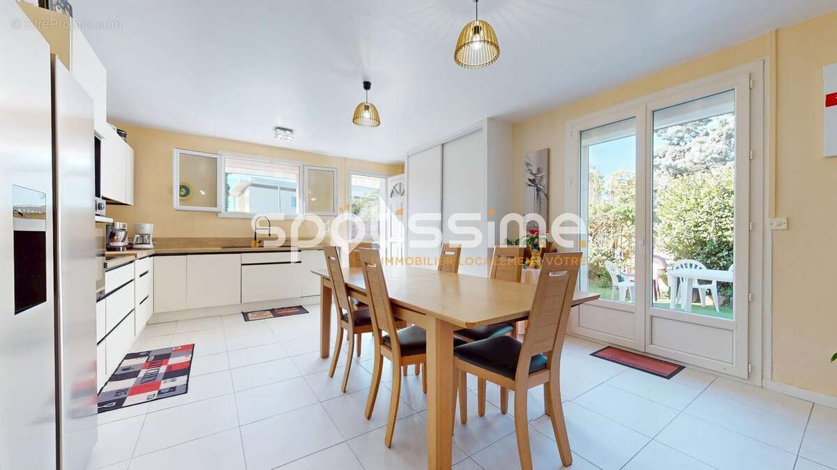 Maison de plain-pied 94 m² avec garage et jardin arboré  Quartier Mairie à Agde - photo 2