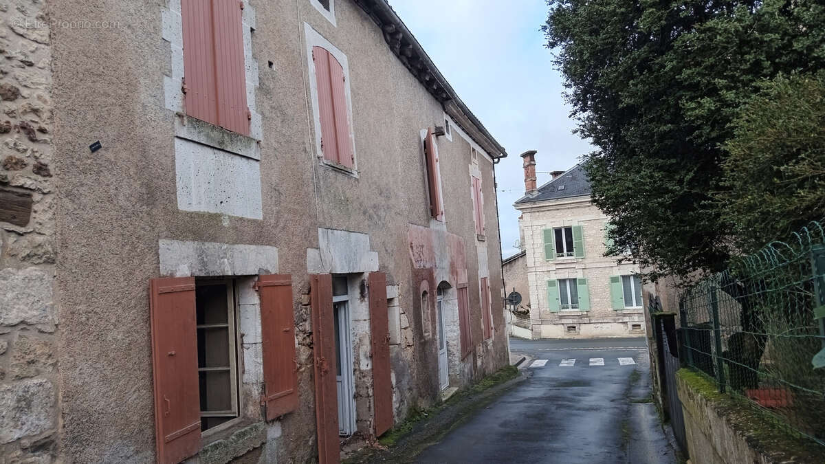 Maison à CHAMPAGNAC-DE-BELAIR