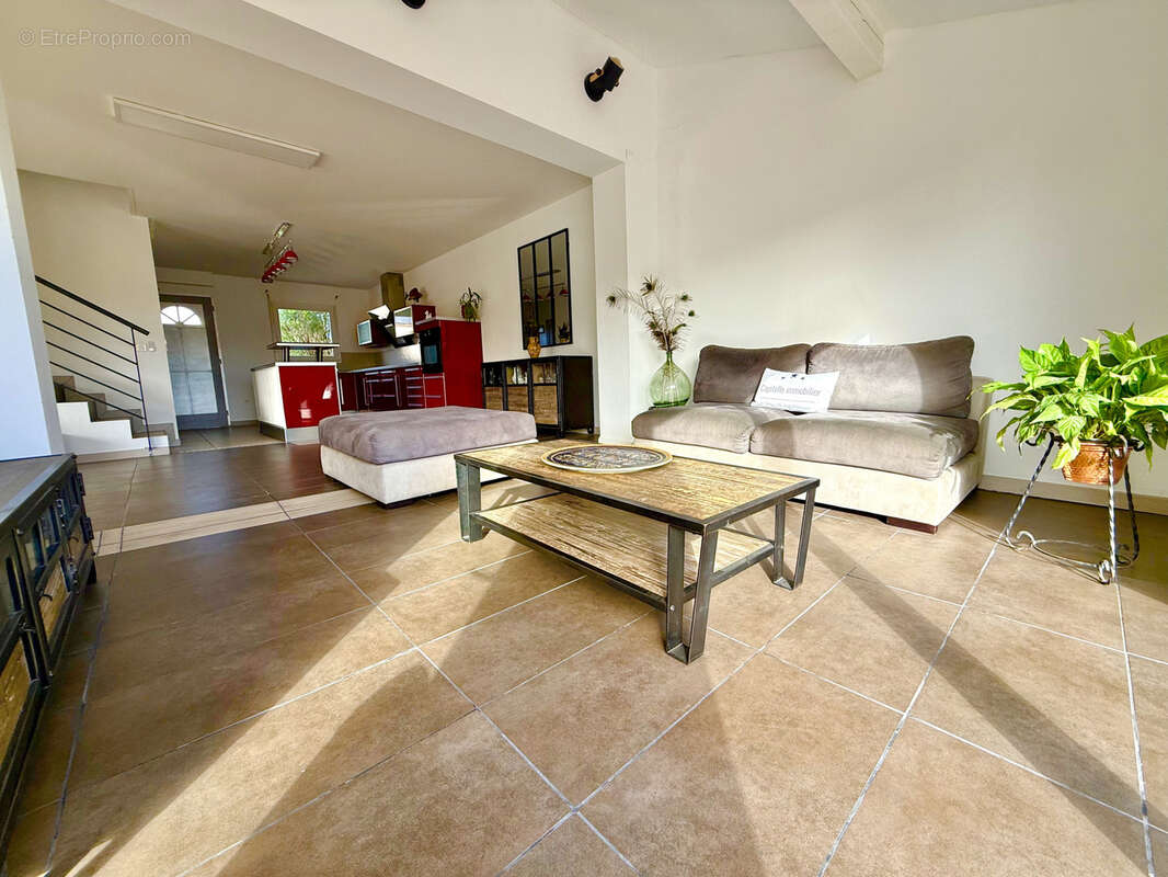 Maison à VIC-LA-GARDIOLE