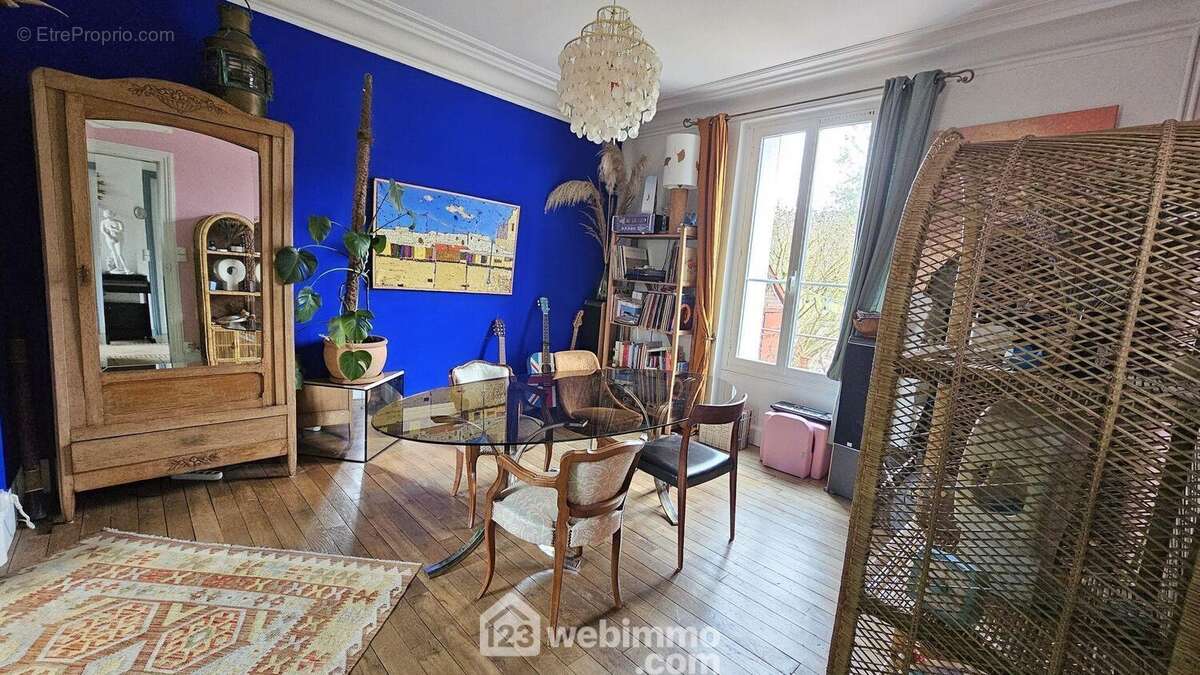 Une autre vue de la salle à manger qui baigne de lumière. - Maison à MILLY-LA-FORET