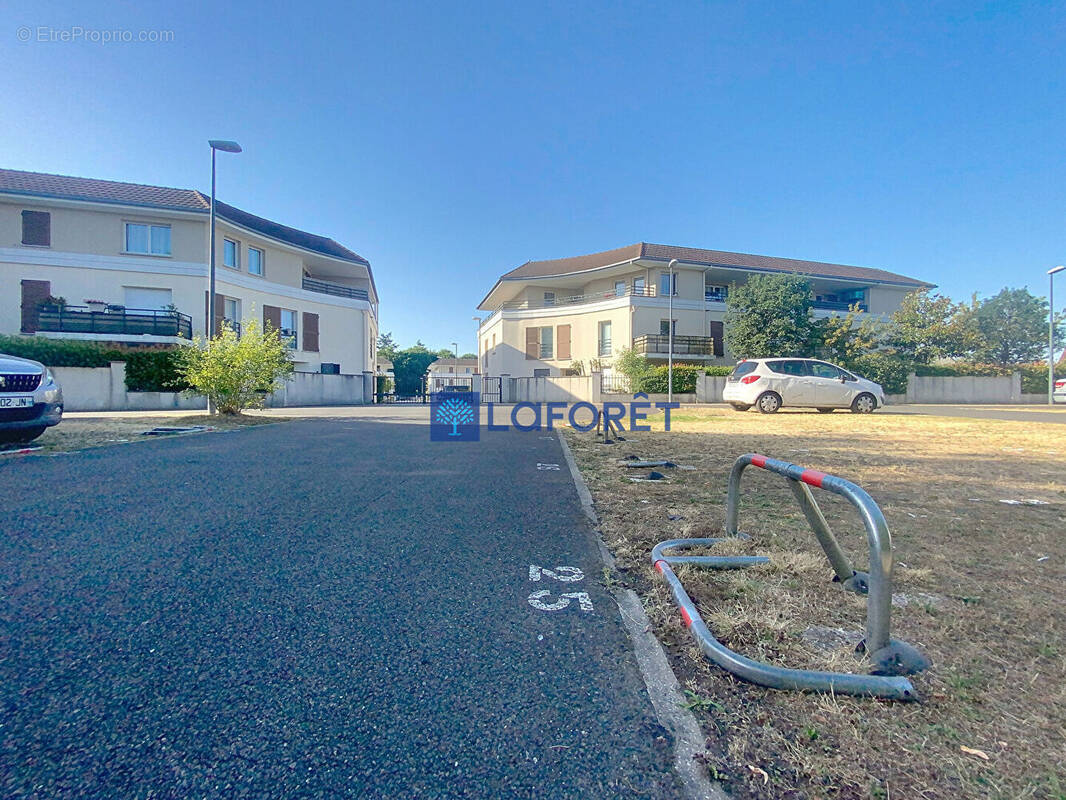 Parking à SAINT-PIERRE-DU-PERRAY