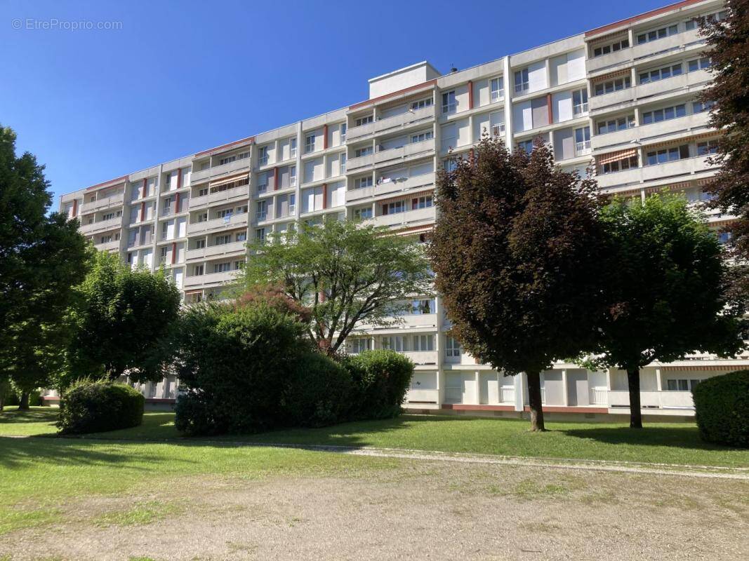Appartement à SAINT-MARTIN-D'HERES