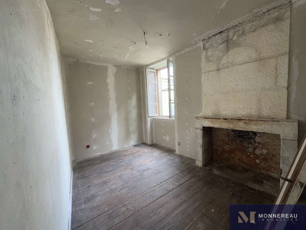 Appartement à BARBEZIEUX-SAINT-HILAIRE