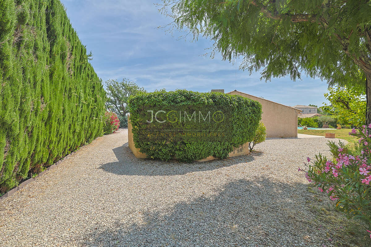 La Farlède-Maison de plain pied de 177 m2-3 suites-Double-Garage 41 m2-Terrain 2713 m2 - photo 4