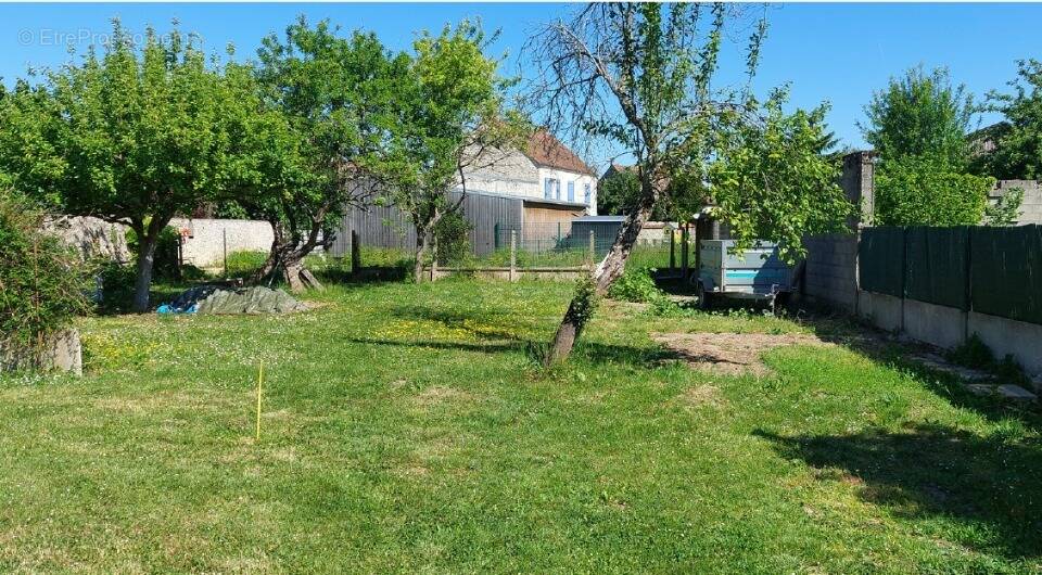 Terrain à LA CHAPELLE-LA-REINE