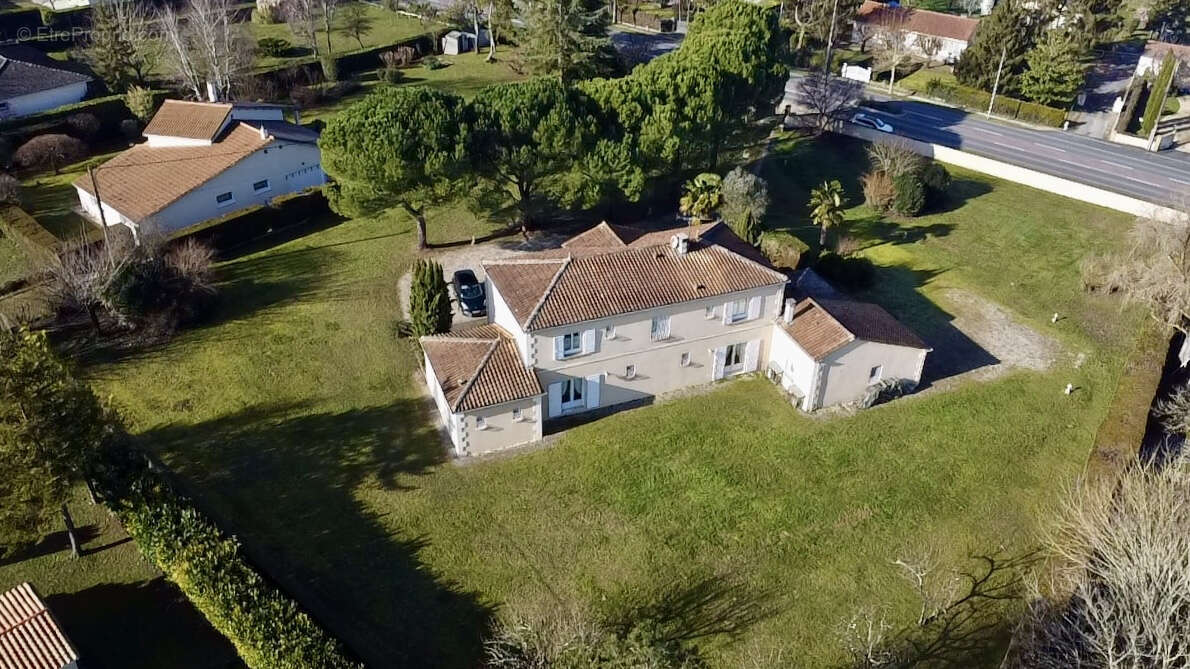 Maison à BARBEZIEUX-SAINT-HILAIRE