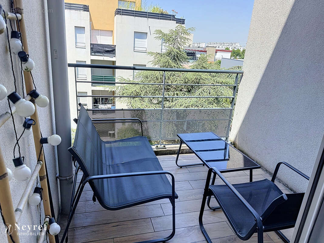 Appartement T3 de 61 m2 avec balcon, ascenseur et deux parkings   Limite Lyon 8 - photo 2
