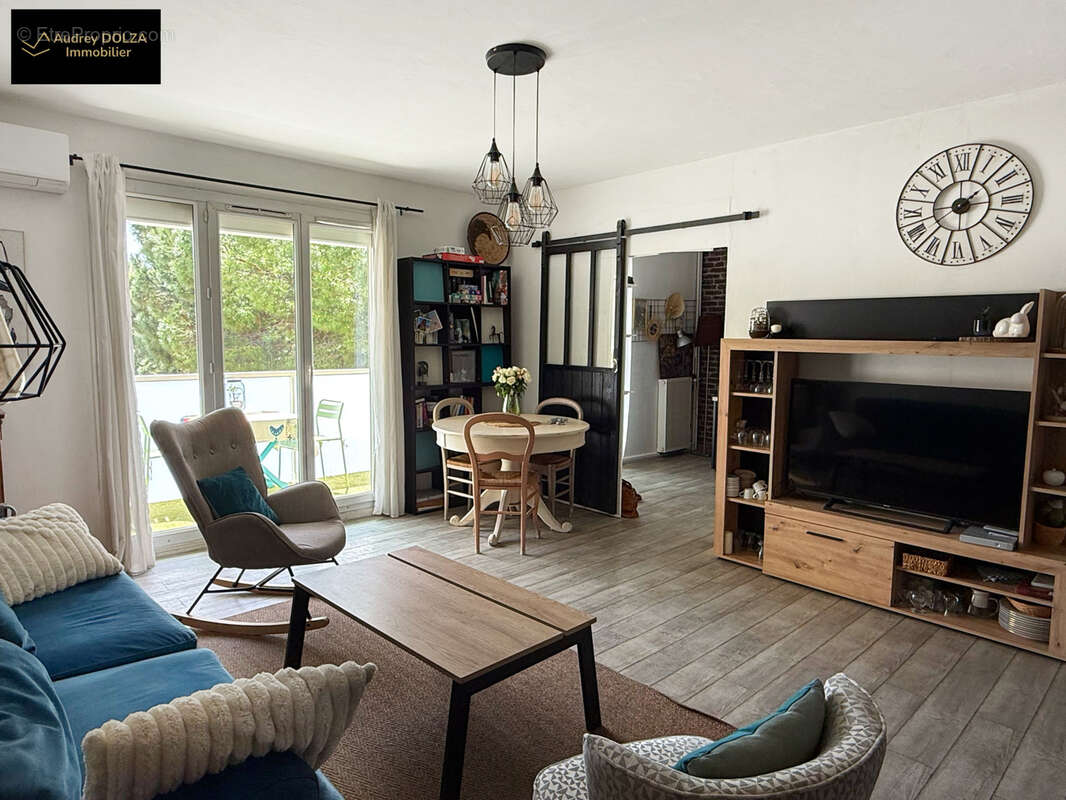 Appartement T4/5 traversant 93m2   Marseille 11e   2 Balcons - 259 000€ FAI - photo 2