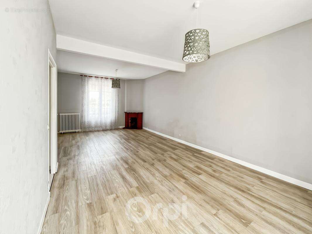 Maison à LA JONCHERE-SAINT-MAURICE