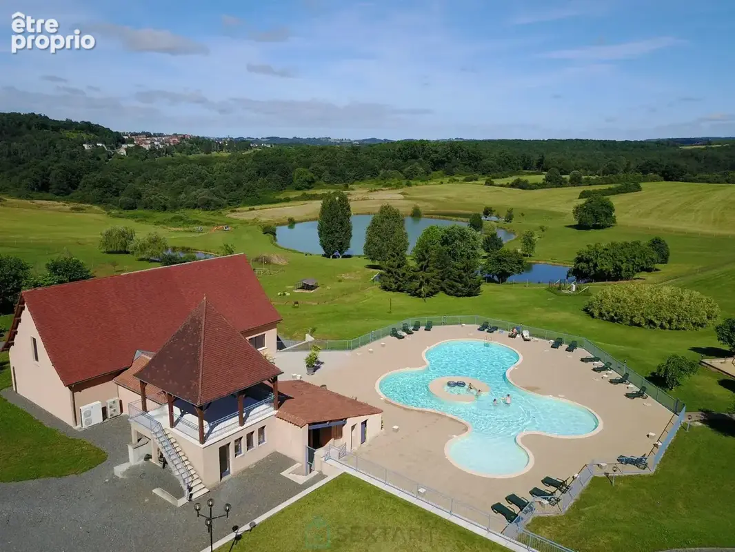Somptueux domaine de 27 hectares dédié à l'événementiel, offrant un bâti immobilier d'environ 1800m² avec piscines et 5 étangs a - photo 3