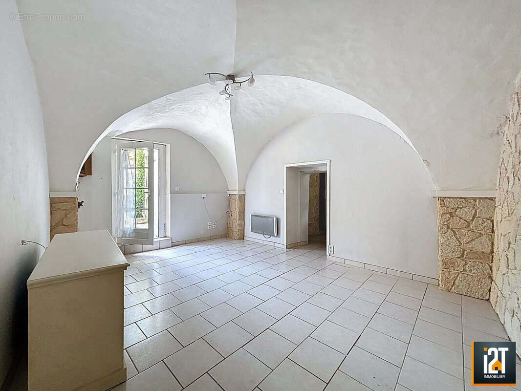 Maison à SAINT-CHAPTES