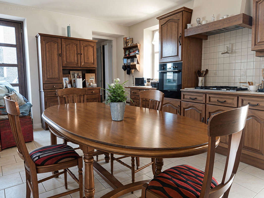 POUILLY LE MONIAL - Maison 7 pièces de 146 m²  avec véranda et terrain 600m² - photo 5