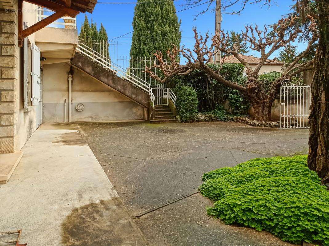 Maison à LAUDUN-L'ARDOISE