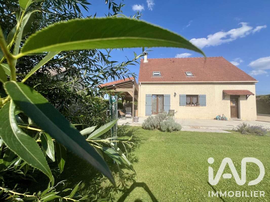 Maison 130 m² à Saint-Martin-Des-Champs  - photo 2