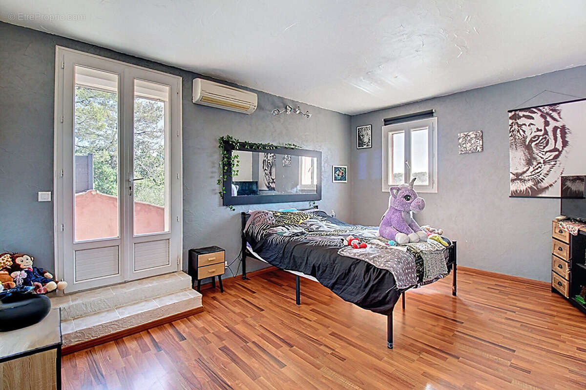 À VENDRE EN EXCLUSIVITÉ - CALLAS Maison 4 chambres avec piscine et grand terrain de 3205 m² - photo 15