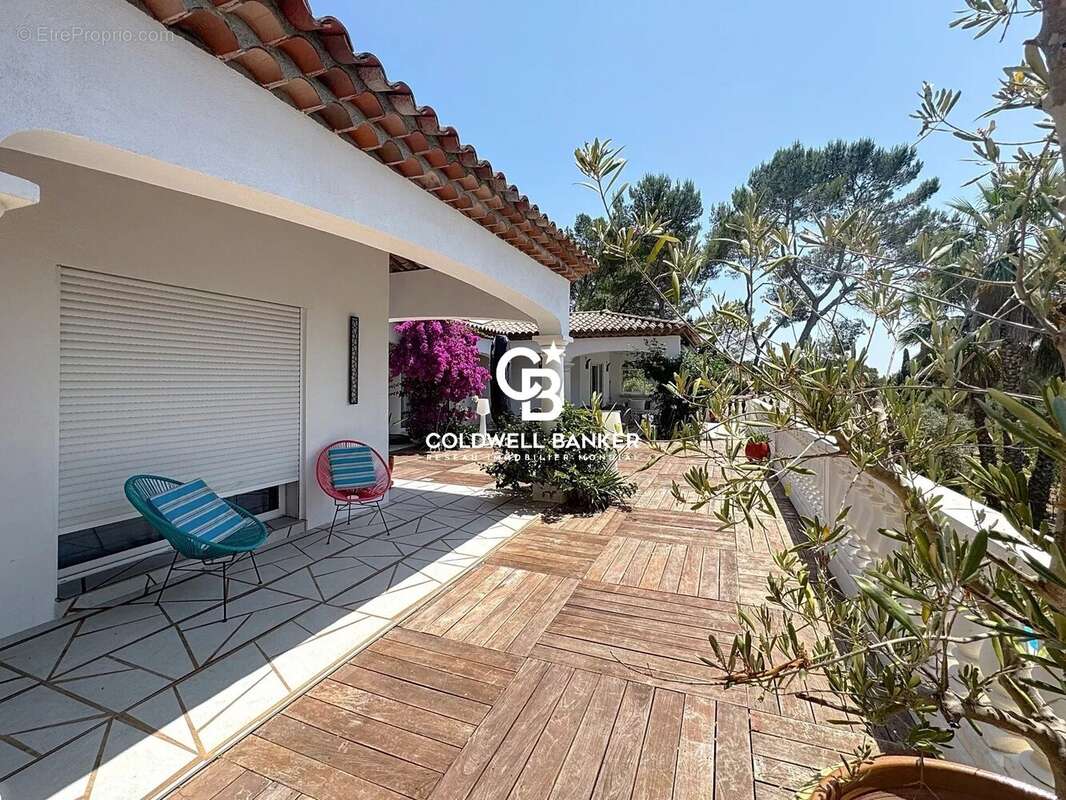 Hauteurs PUGET-SUR-ARGENS – Var est balnéaire Villa de prestige de 245 m² entourée d’un terrain paysager de 5 137 m² - photo 32
