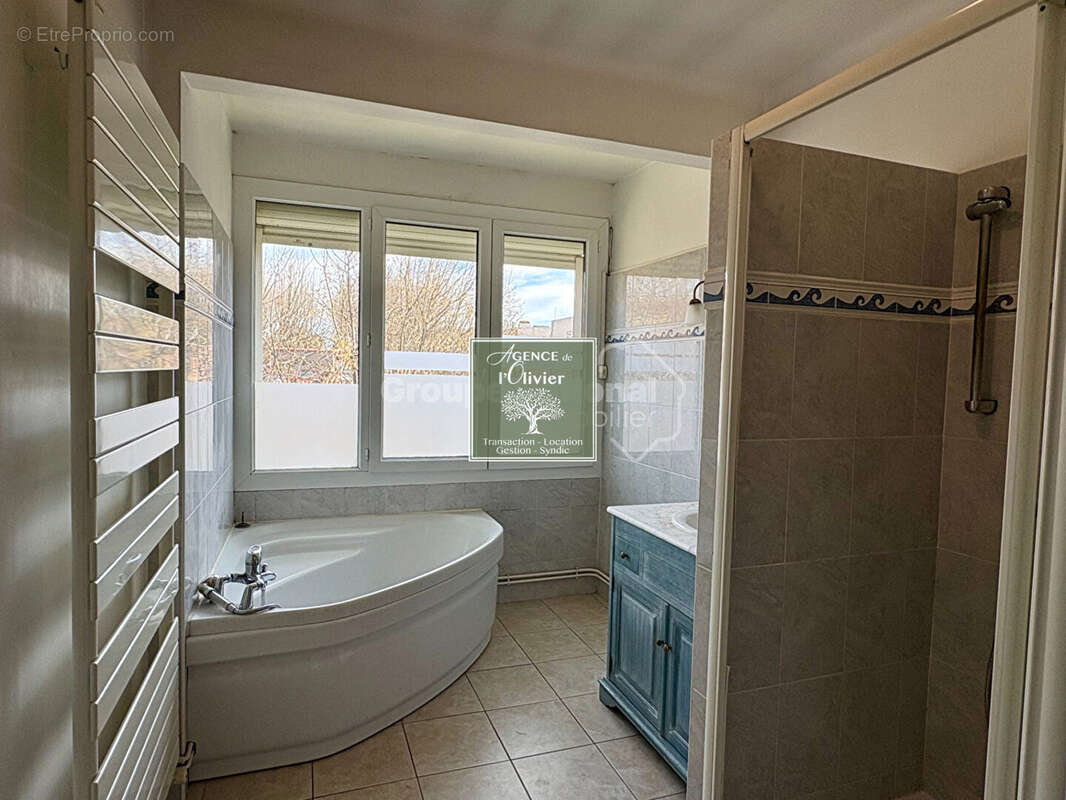 ARLES. Grand appartement Trinquetaille. - photo 8