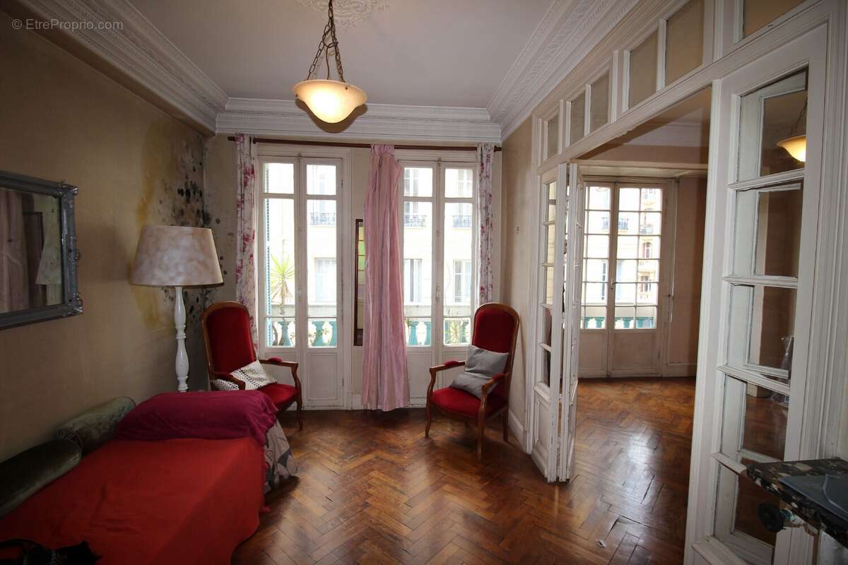 Appartement à SAINT-LAURENT-DU-VAR