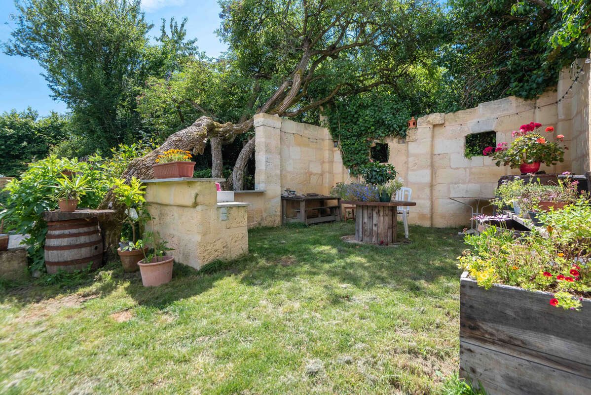 Maison en pierre atypique - 300 m2 - hab. independ. - photo 3