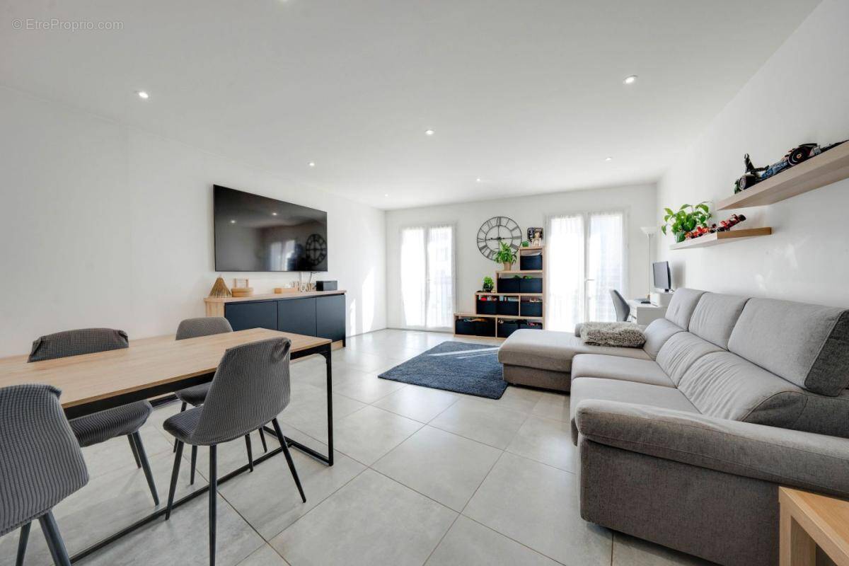 Appartement à SIMIANE-COLLONGUE