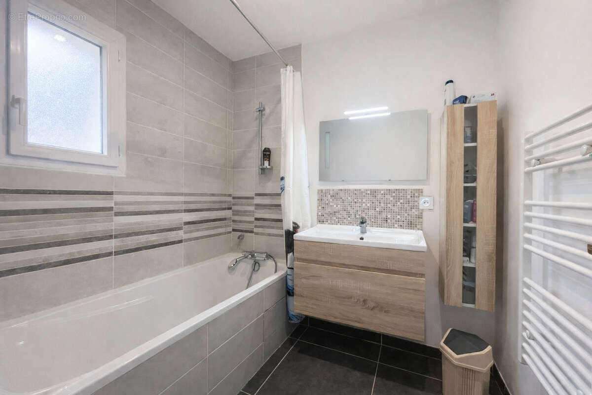 Maison à SAINT-GENIS-LES-OLLIERES